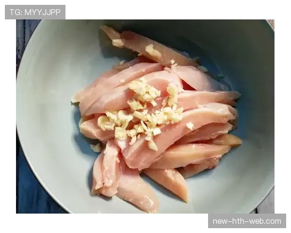 张博恒家的冰箱里只有鸡胸肉和水，连瓶可乐都找不到